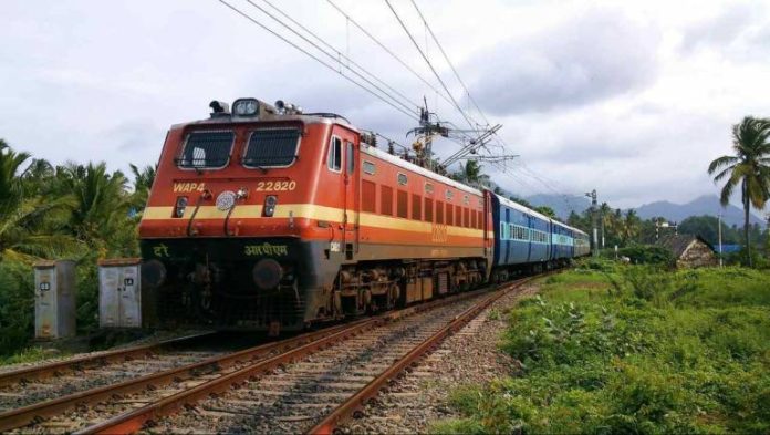 WAP-4_Class_locomotive_of_Indian_Railways-770x435