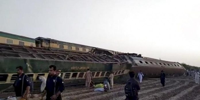 Pakistan_train_crash_AP