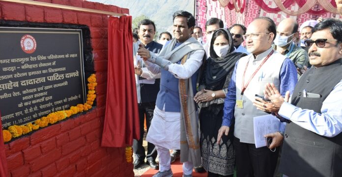 Union-Minister-of-State-for-Railways-Coal-and-Mines-Sh-Raosaheb-Patil-Danve-at-Ramban-11