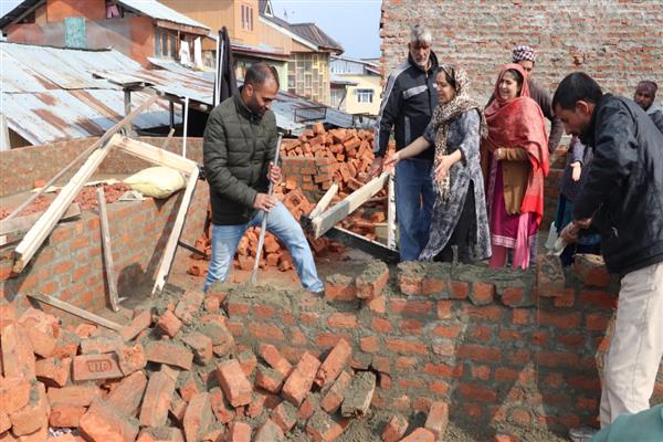 s_637717936905209735_LCMA_conducts_demolition_drive_in_Karpora,_Friends_colony,_Shahdad_Bagh,_Theed_Harwan-1