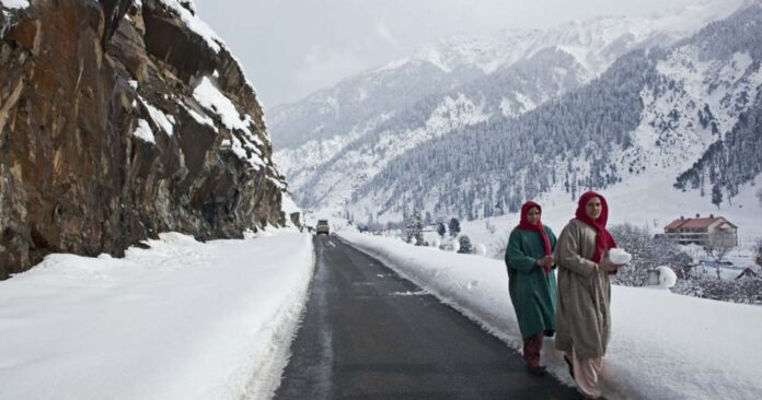 Kashmir-parts-receive-fresh-snowfall