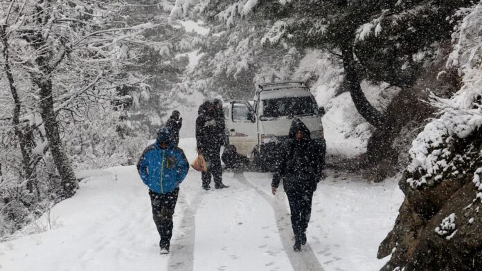 Tourists_enjoying_in_Drang_tourist_resort_of_Tangmarg_5