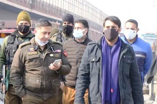 s_637778329409916977_DC_Srinagar,_SSP_oversee_implementation_of_weekend_restrictions_15-